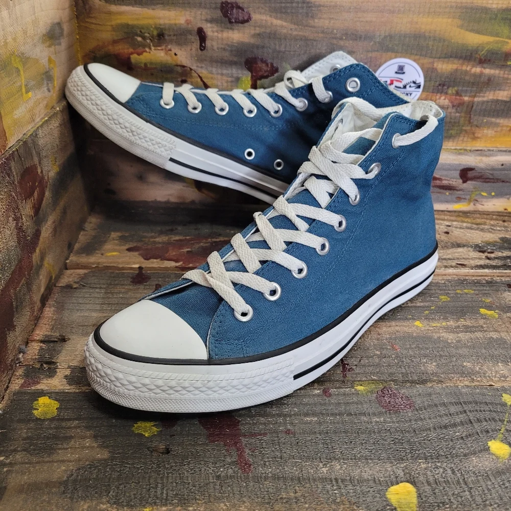 Men Converse athletic shoes size 10 used